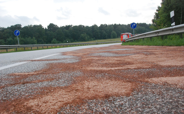 Motorrad-Fahrschüler stürzt durch Biertreber