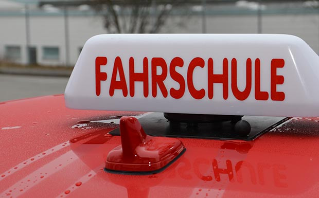 Fahrschülerin verursacht Unfall: 30.000 Euro Schaden