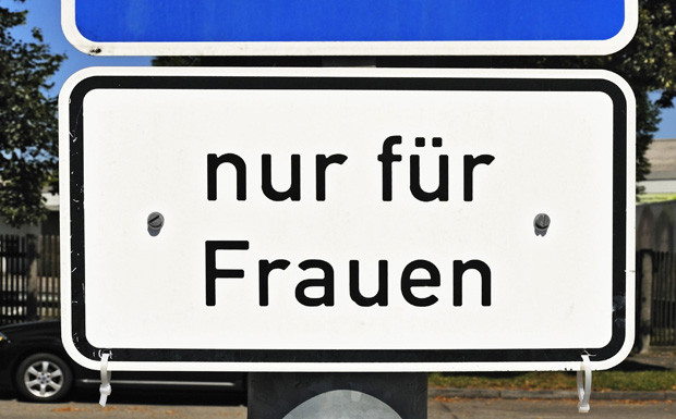 „Parkplatz nur für Frauen“: reine Empfehlung 