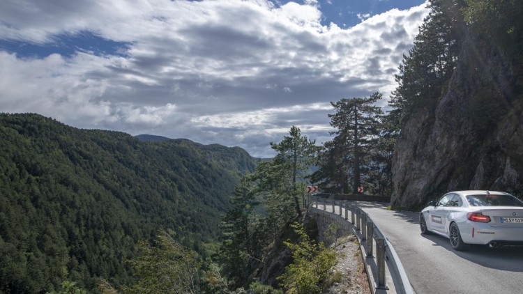 BMW auf Bergstrasse im Sommer