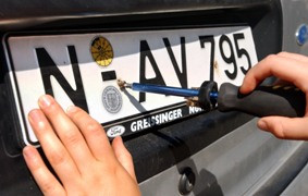 Nummernschild muss außen ans Auto