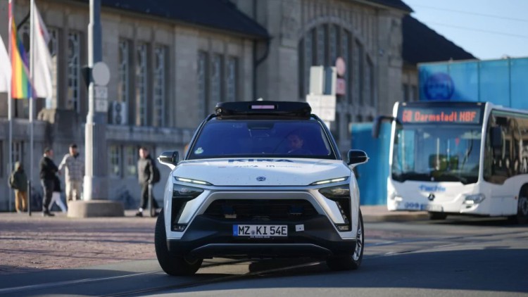 Im Projekt KIRA fahren E-Fahrzeuge von NIO im autonomen Betrieb durch Darmstadt