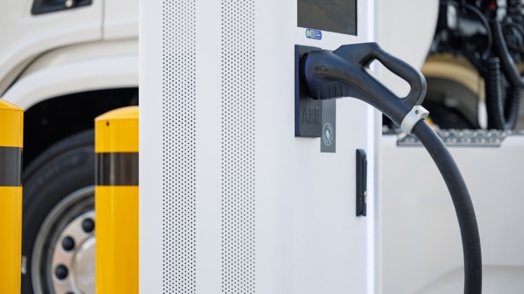 Nordrhein-Westfalen, Bielefeld: Blick auf eine Ladesäule des Typs Megawatt Charging System (MCS)