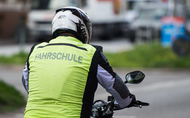 Verkehrsrowdy bringt Motorradfahrschüler zu Fall