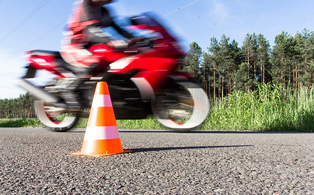 Motorradfahrschüler lebensgefährlich verletzt