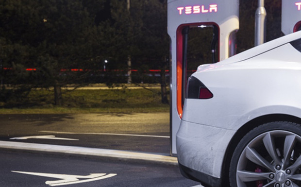 Tesla fahren vor dem Fahrlehrerkongress