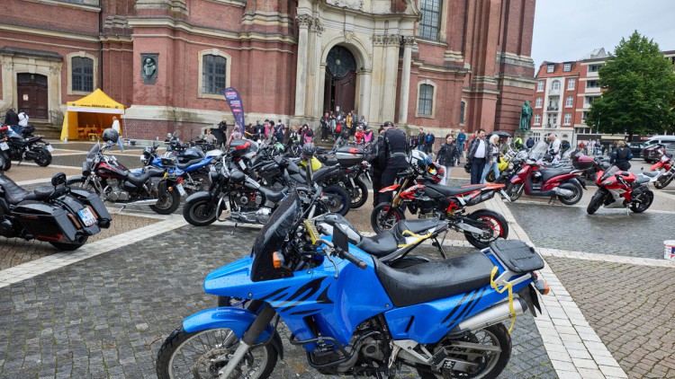 Motorräder vor dem Hamburger Michel anlässlich des Motorradgottesdiensts