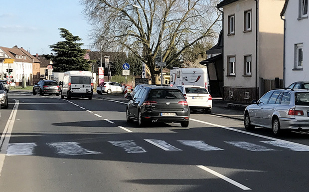 Betrunkener malt illegale Zebrastreifen auf die Straße: Täter droht Haft