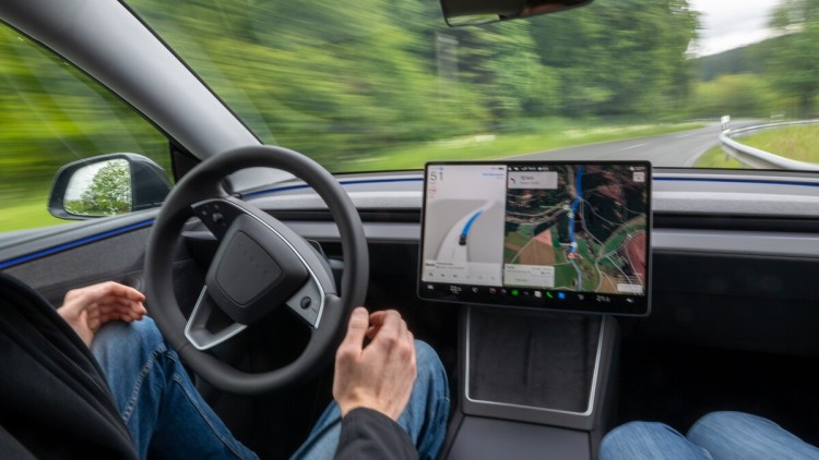 Tesla Model Y in der Eifel