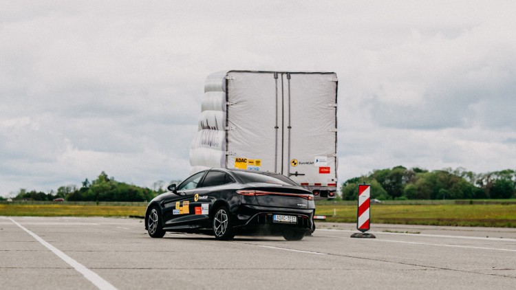 ADAC testet Lkw-Unterfahrschutz