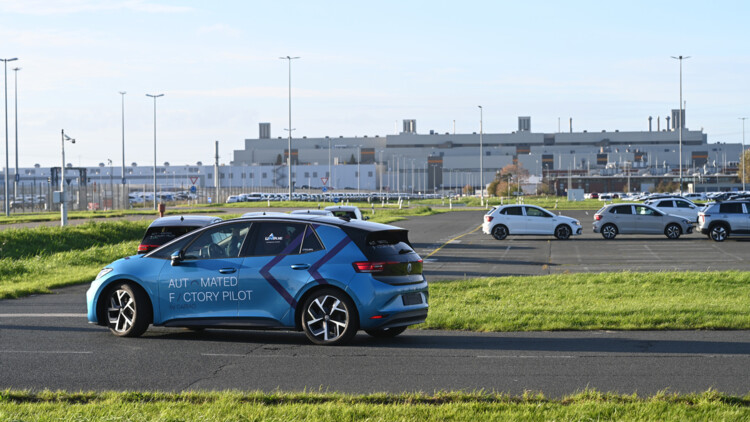 VW testet automatisiertes Fahren für Umschlag im Emder Hafen