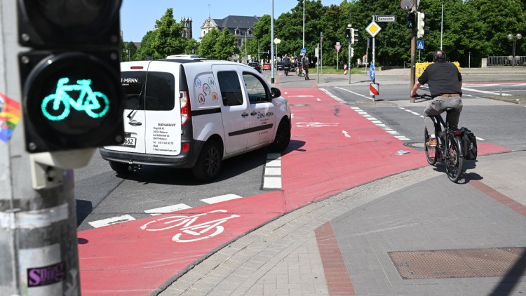 Schulterblick Fahrrad Ampel Kreuzung