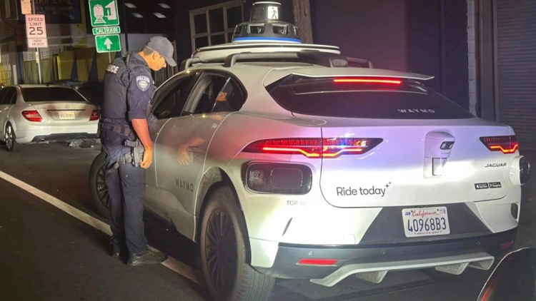 Autonomes Fahrzeug gerät in Polizeikontrolle
