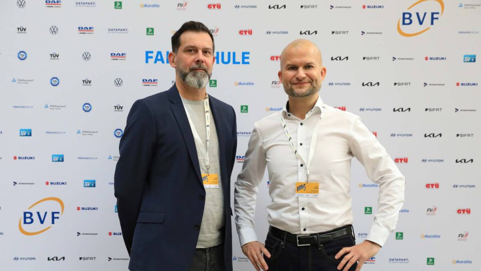 Personen vor Fotowand