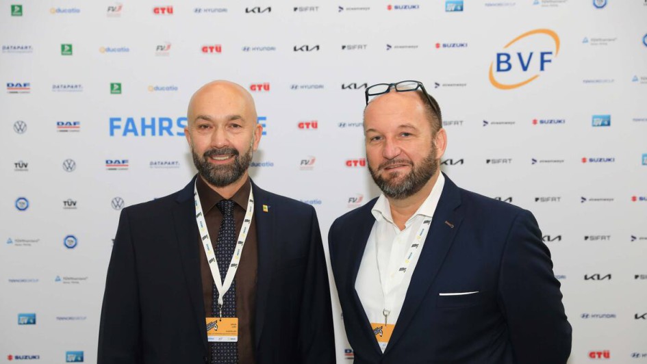 Personen vor Fotowand