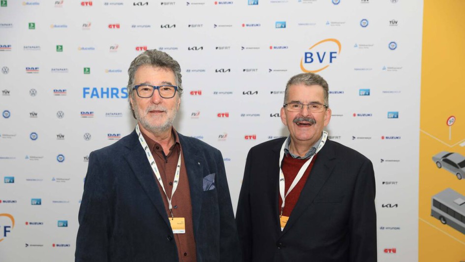 Personen vor Fotowand