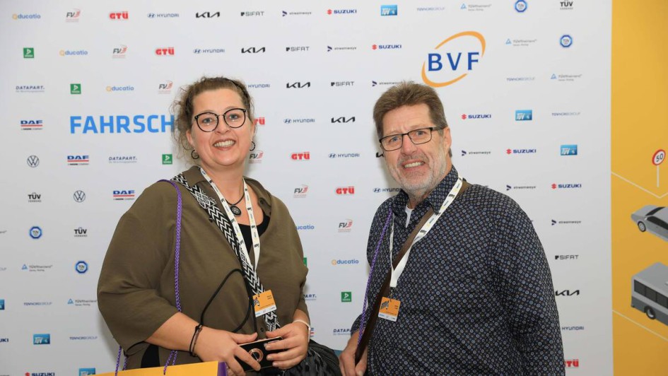 Personen vor Fotowand