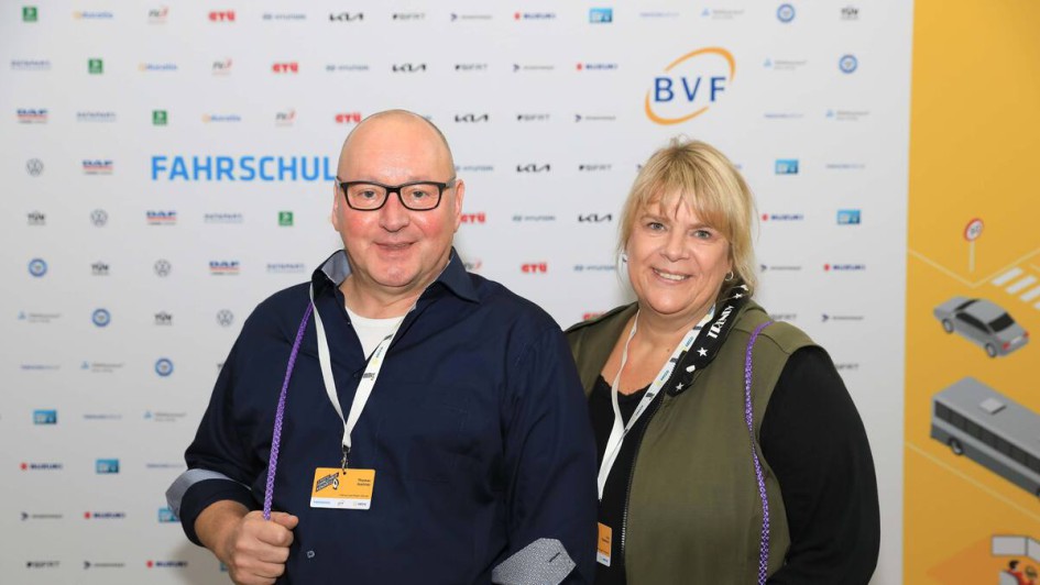 Personen vor Fotowand