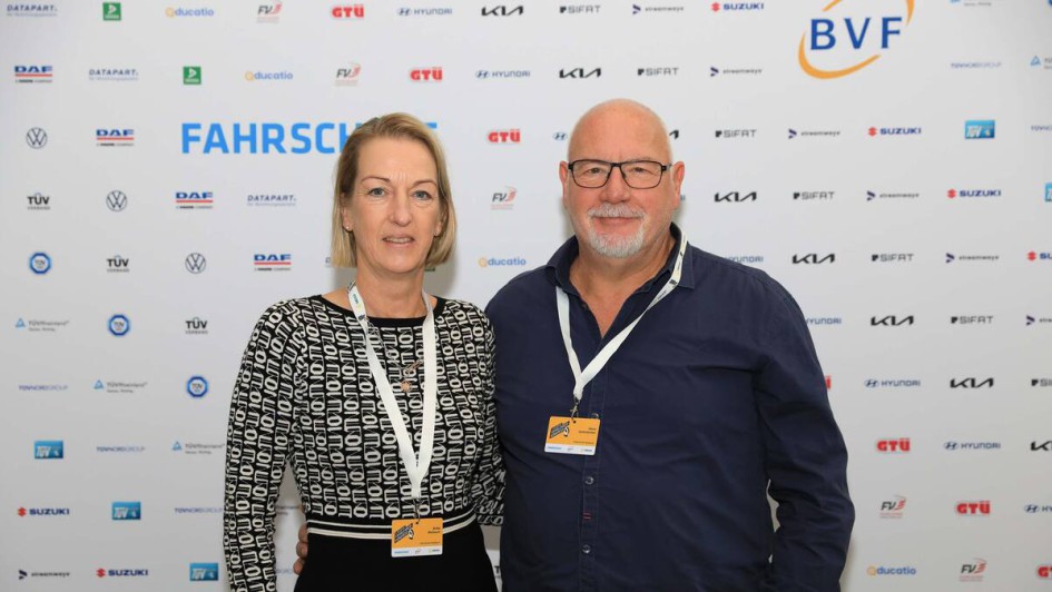 Personen vor Fotowand