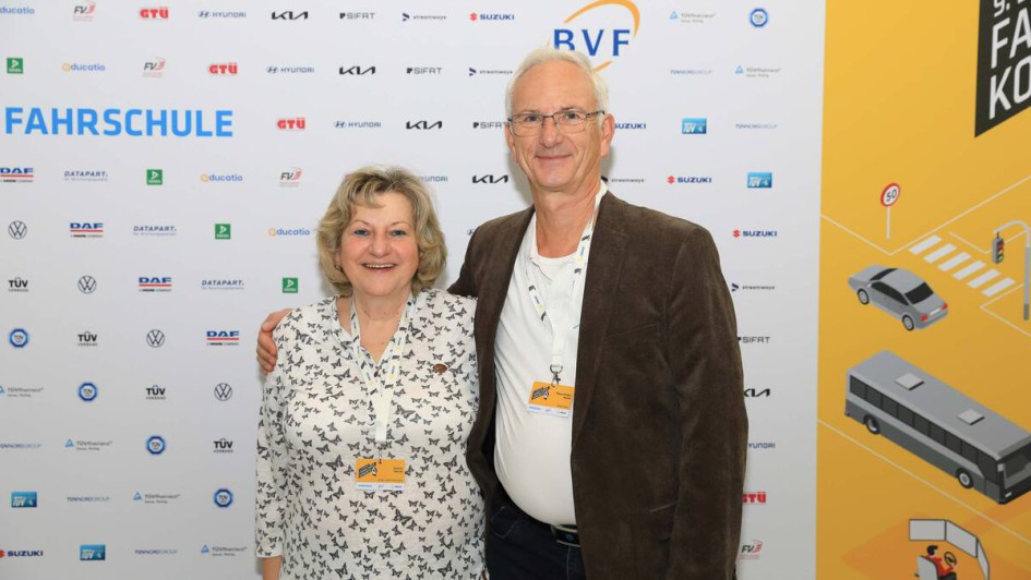 Personen vor Fotowand