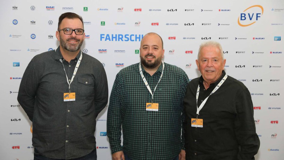 Personen vor Fotowand