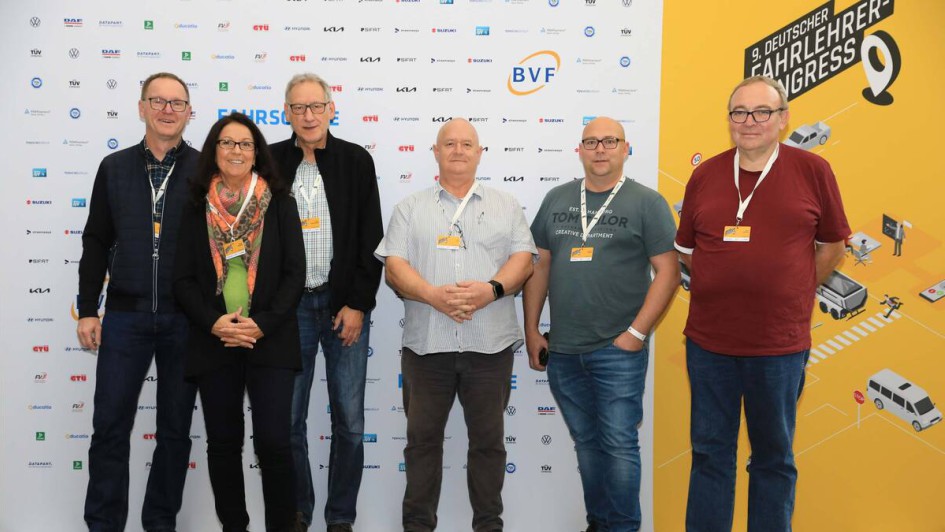 Personen vor Fotowand