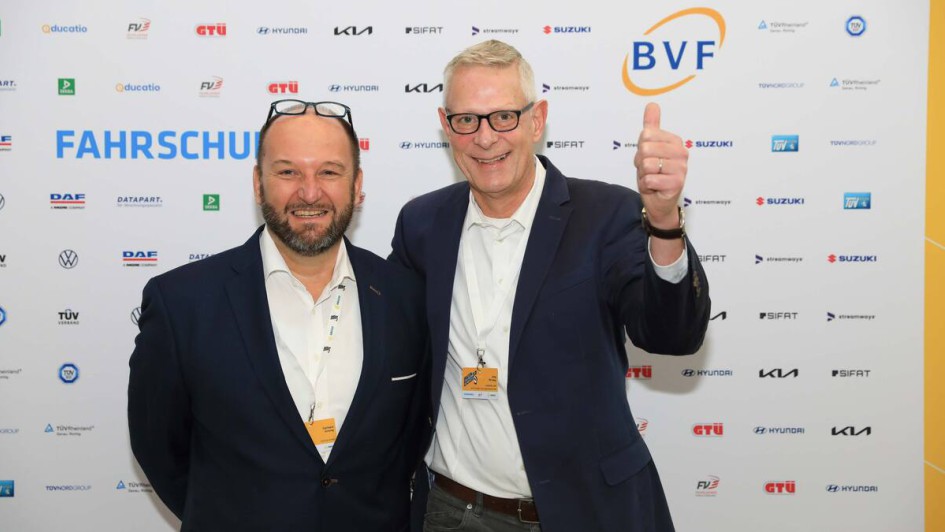 Personen vor Fotowand