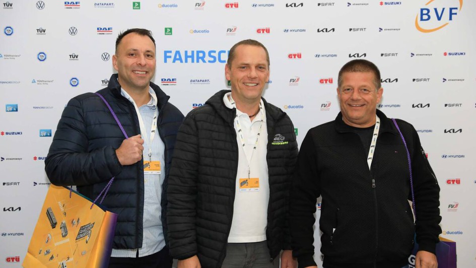 Personen vor Fotowand