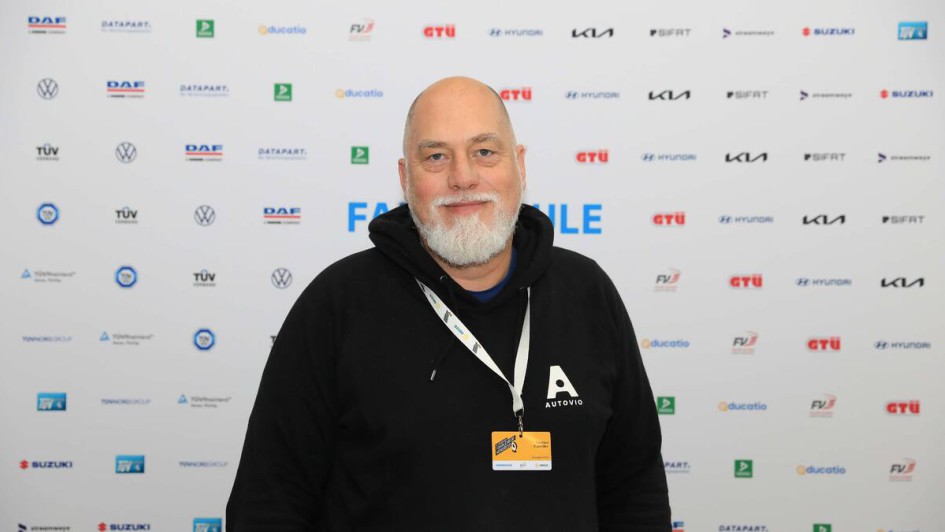 Personen vor Fotowand