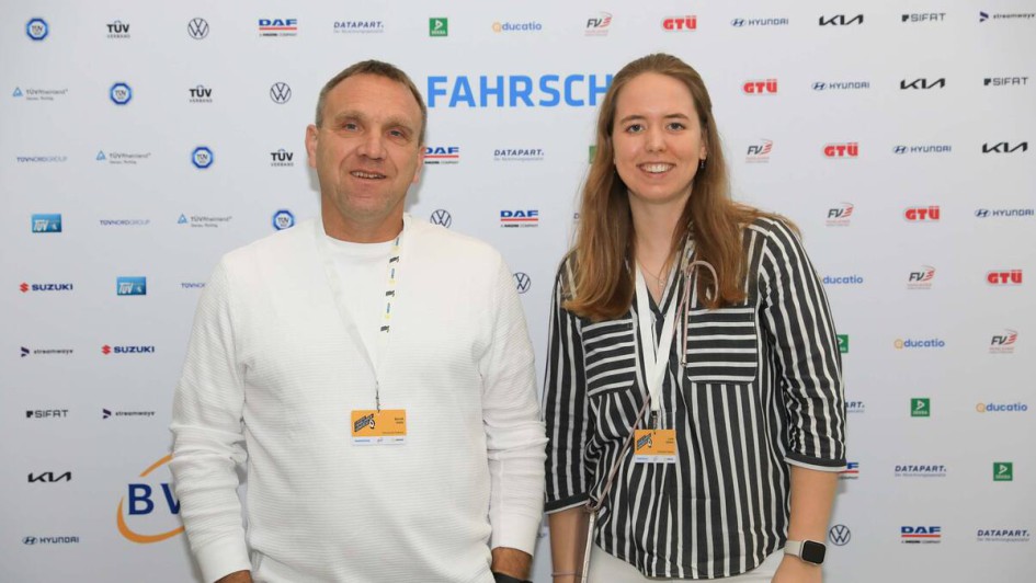 Personen vor Fotowand