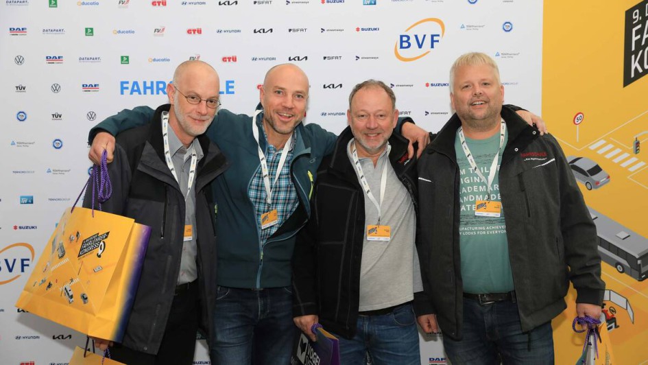 Personen vor Fotowand