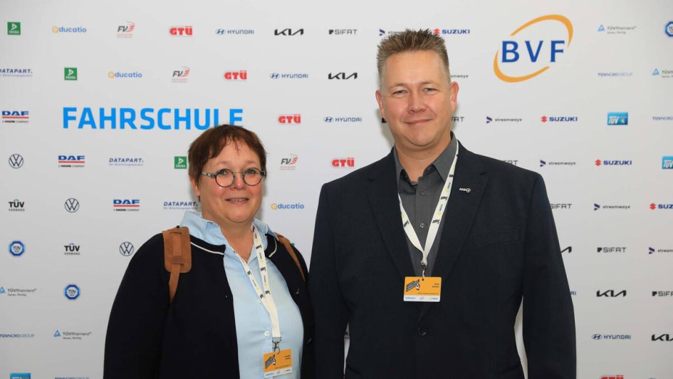 Personen vor Fotowand