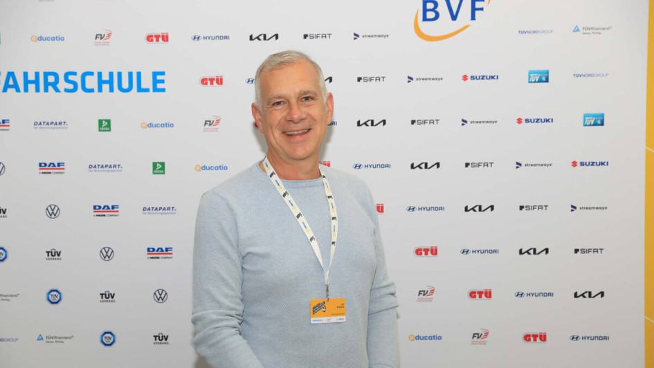 Personen vor Fotowand