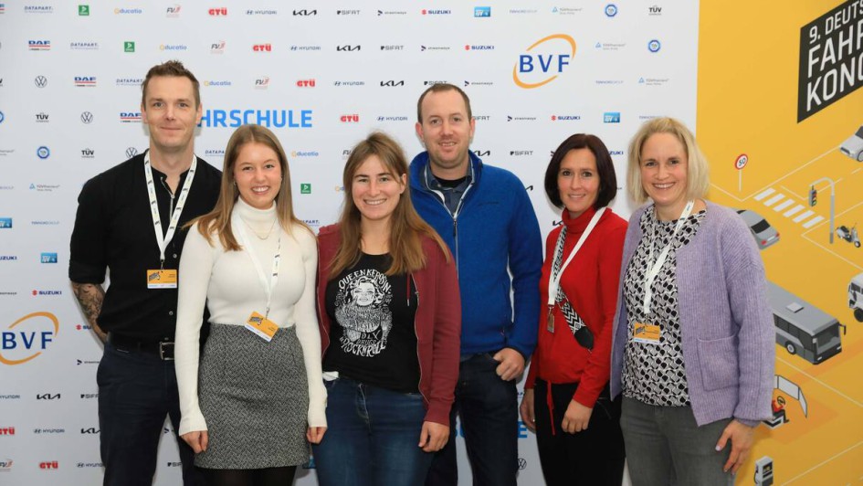 Personen vor Fotowand