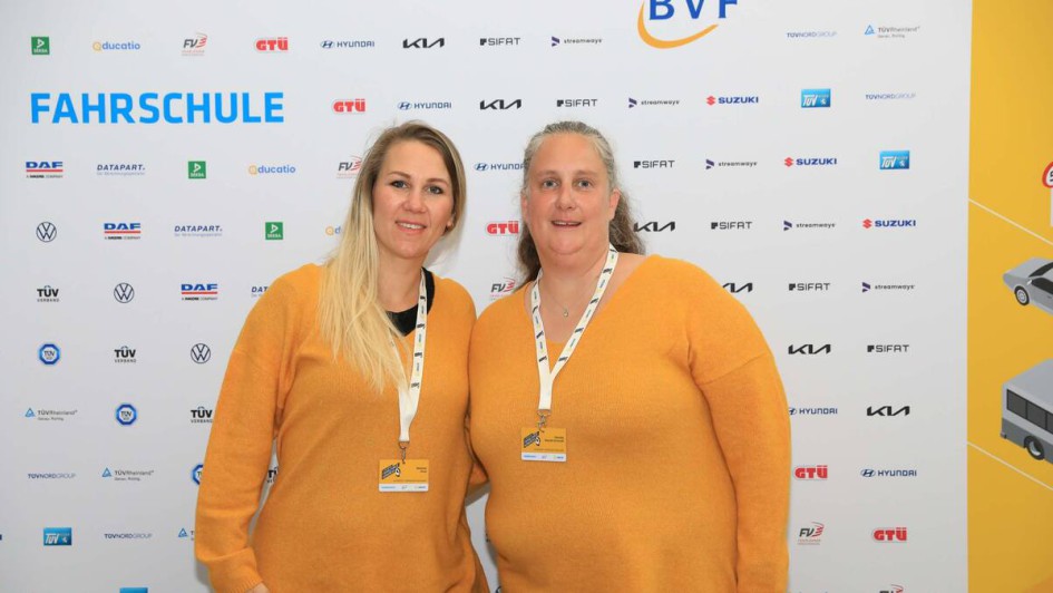 Personen vor Fotowand