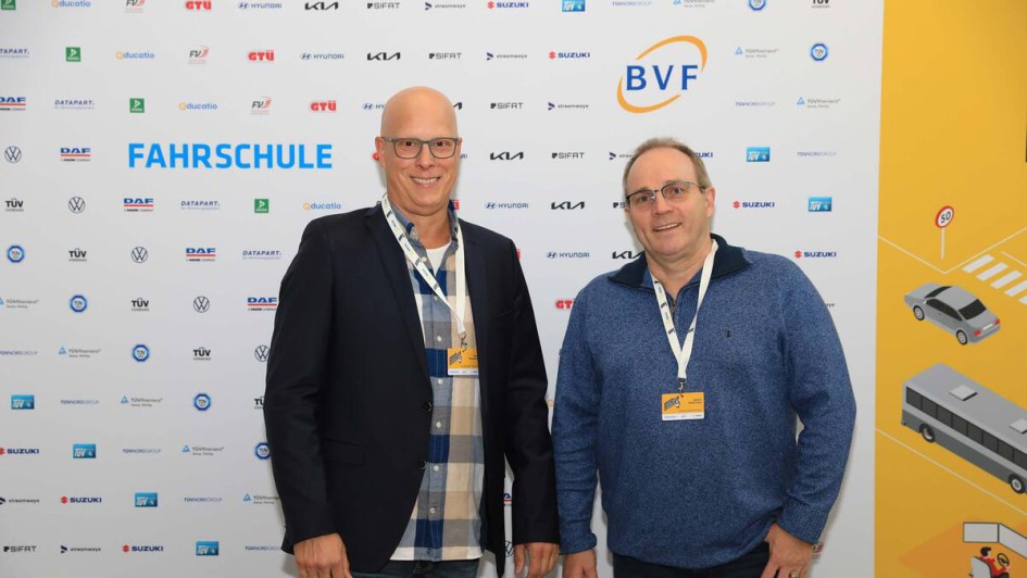 Personen vor Fotowand