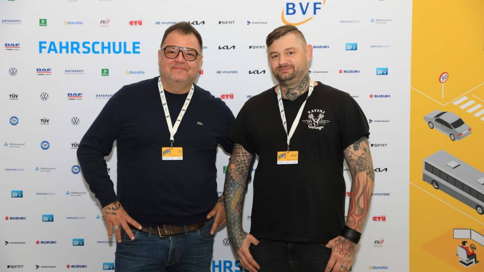 Personen vor Fotowand