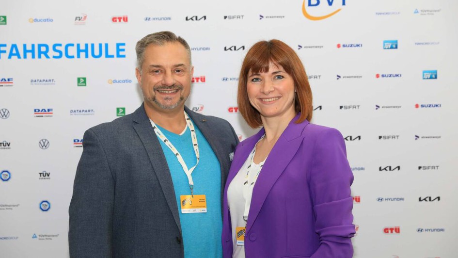 Personen vor Fotowand