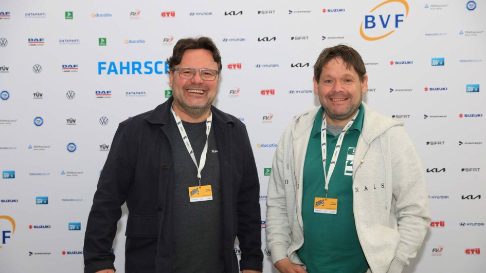 Personen vor Fotowand