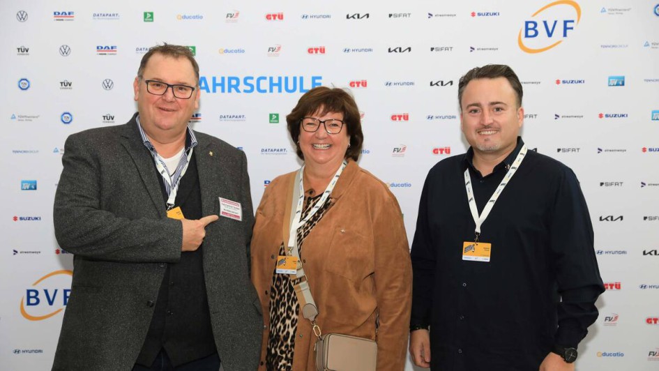 Personen vor Fotowand