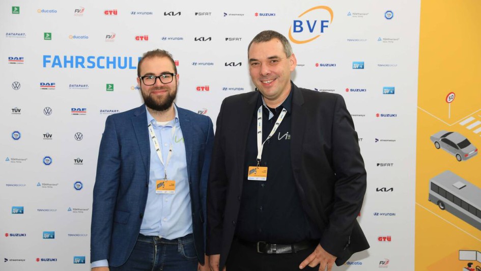 Personen vor Fotowand