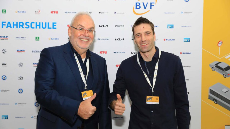 Personen vor Fotowand