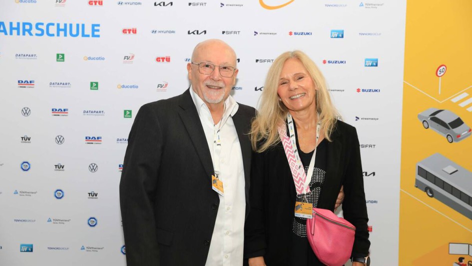 Personen vor Fotowand