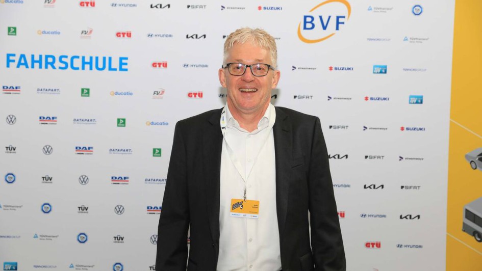 Personen vor Fotowand