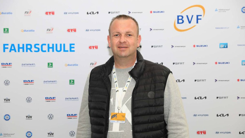 Personen vor Fotowand