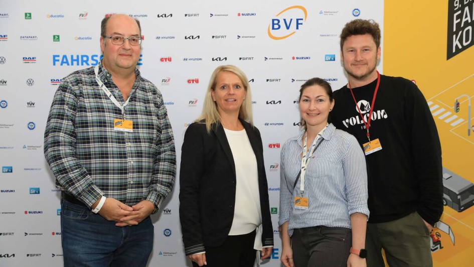 Personen vor Fotowand