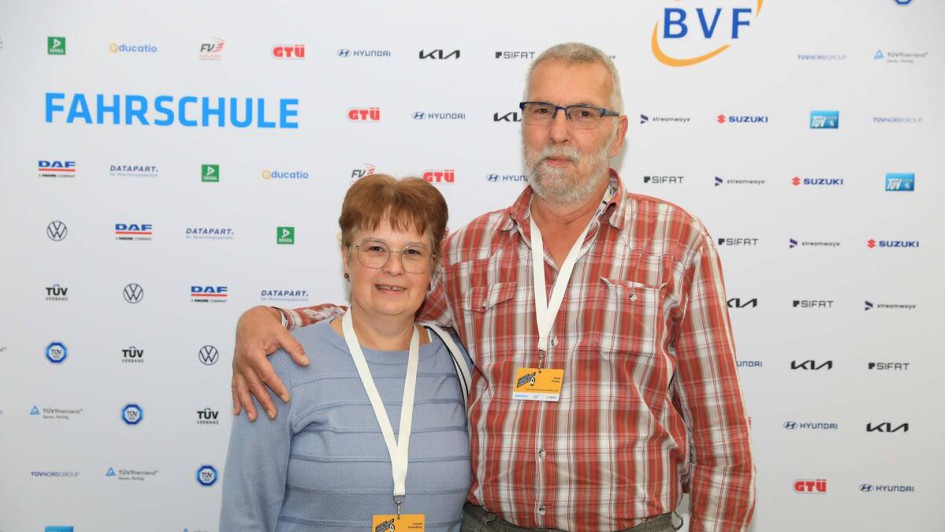 Personen vor Fotowand