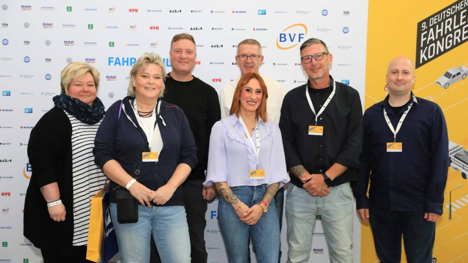 Personen vor Fotowand