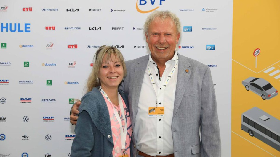 Personen vor Fotowand