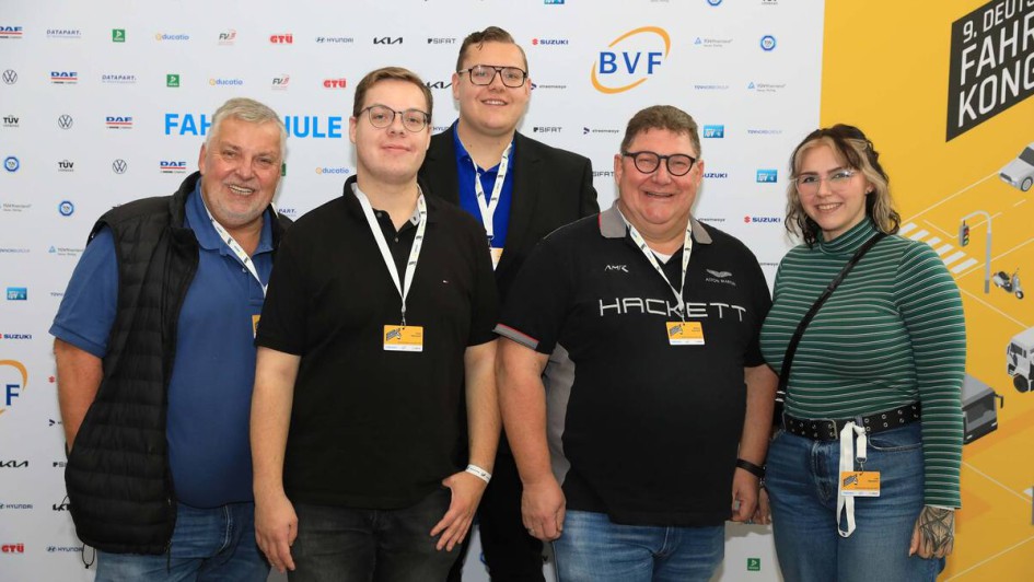 Personen vor Fotowand